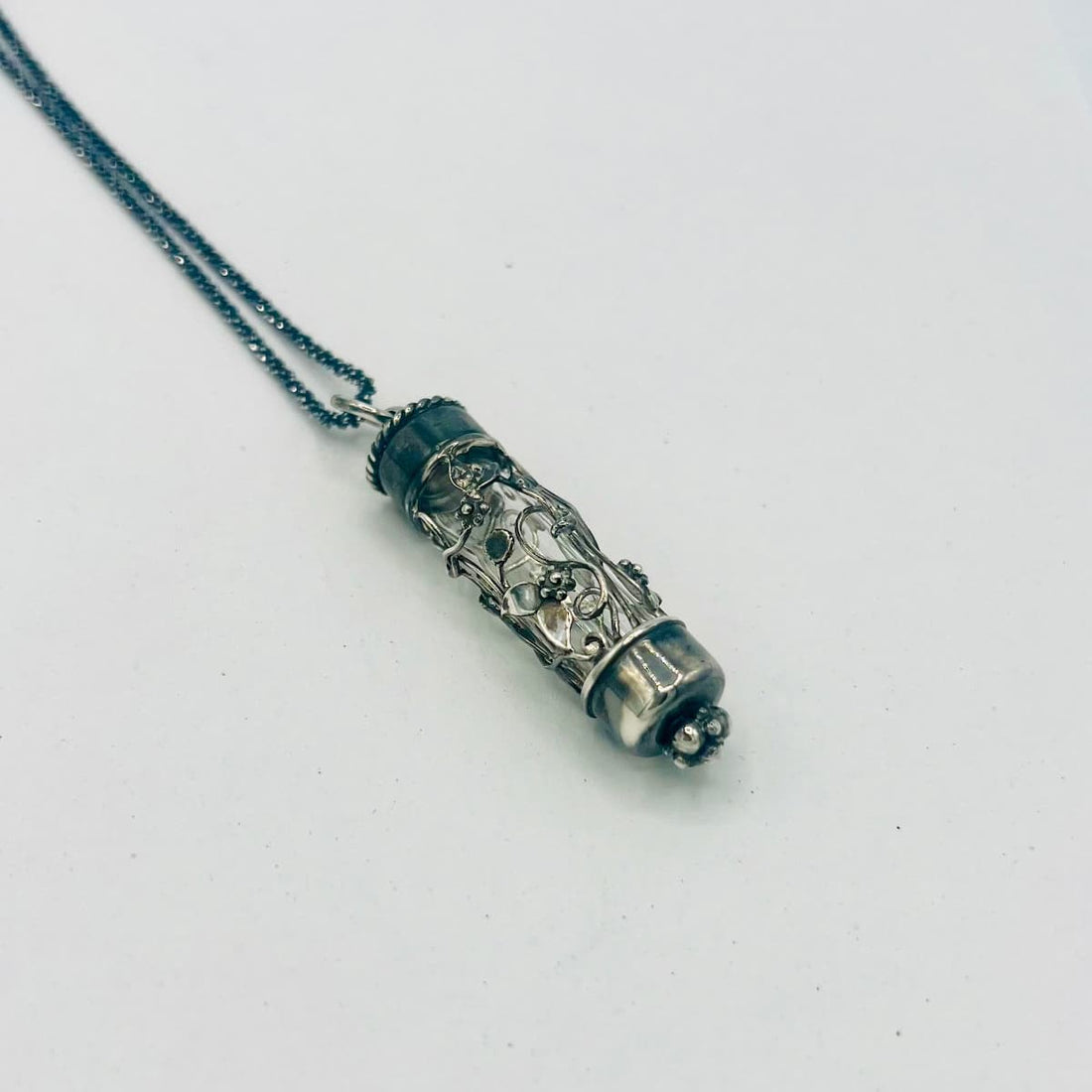 Handgefertigter Anhänger aus Silber im Stil von Mittelerde und Herr der Ringe – filigrane Goldschmiedearbeit mit organischen Ornamenten und fantasy-inspiriertem Design von Atelier Q Köln.“