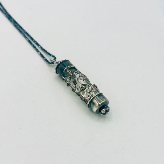 Handgefertigter Anhänger aus Silber im Stil von Mittelerde und Herr der Ringe – filigrane Goldschmiedearbeit mit organischen Ornamenten und fantasy-inspiriertem Design von Atelier Q Köln.“