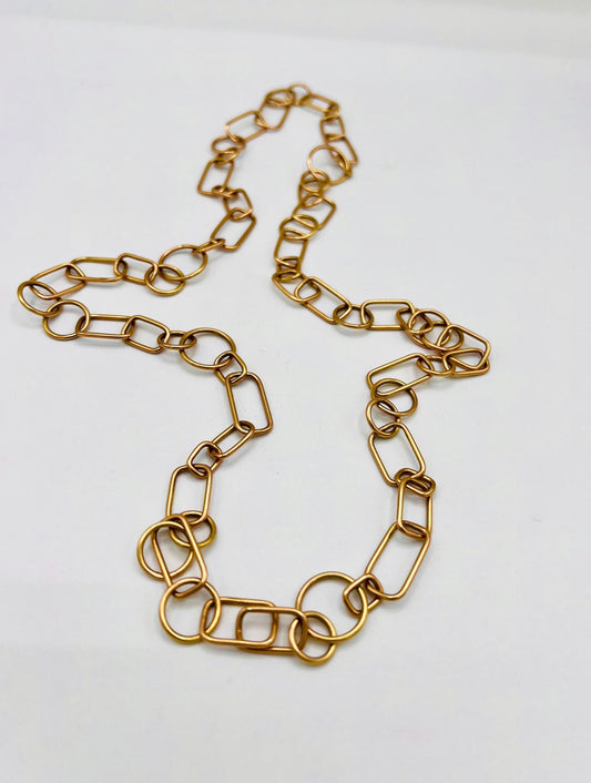 Massive Goldkette aus eckigen und runden Ösen, gefertigt von Andrea Quast