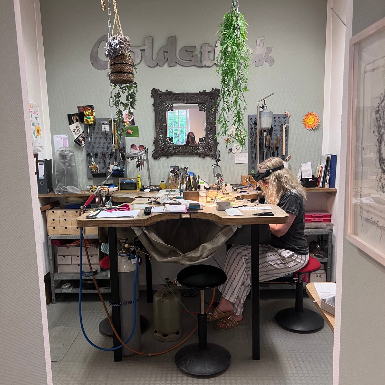 Nachhaltiger Schmuck aus recyceltem Gold & Silber, handgeschmiedet im Atelier Q Köln