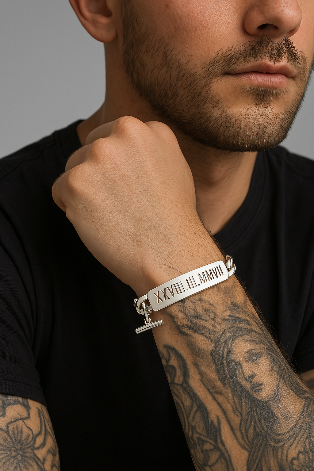Männerarmband aus 925er Silber am tätowierten Handgelenk – handgefertigt im Atelier Q