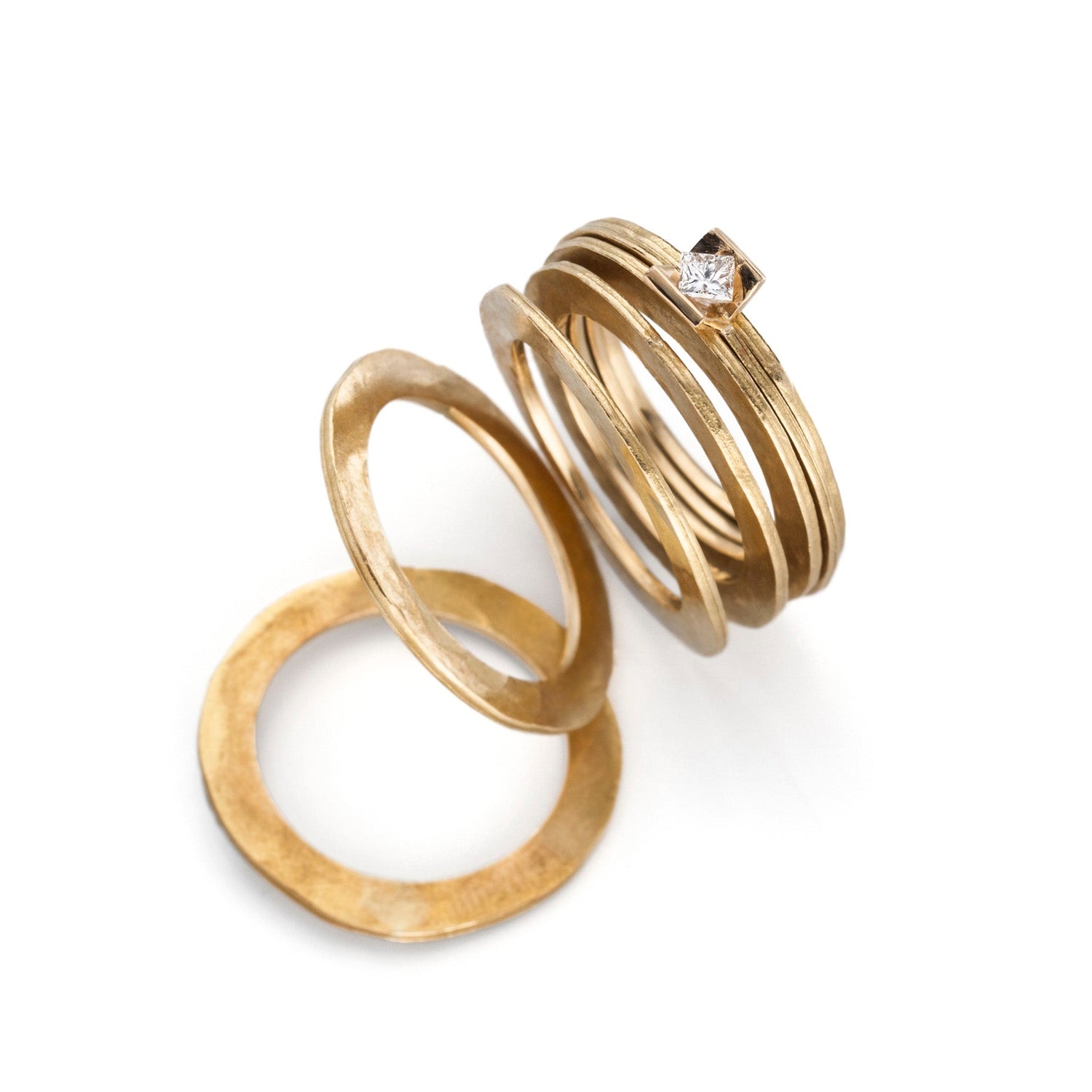 Sliceses – Ring aus sieben einzelnen Goldscheiben mit Carré-Brillant, handgeschmiedet im Atelier Q Köln