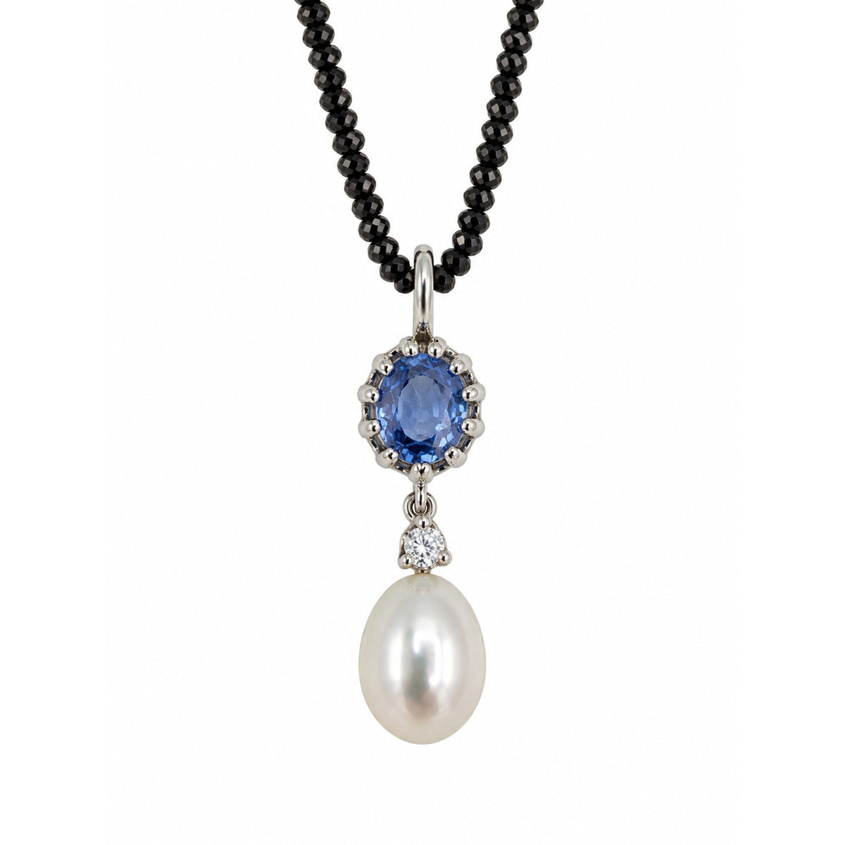 Anhänger aus 585 Weißgold mit blauem Saphir, Brillant und Perle an schwarzer Perlenkette, Atelier Q Köln