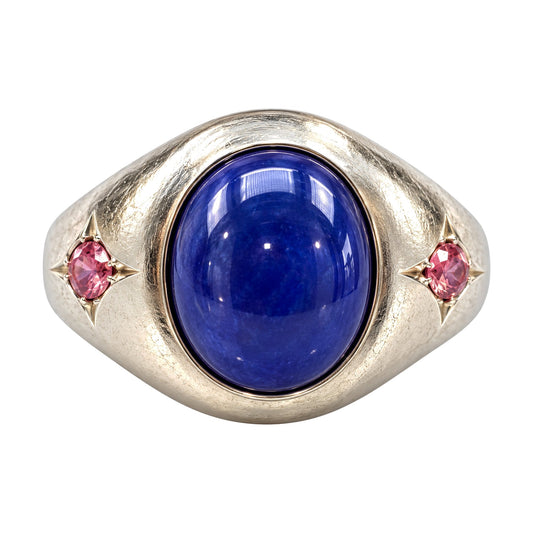Silberring mit Tansanit-Cabochon und zwei rosa Turmalinen, handgefertigt im Atelier Q Köln