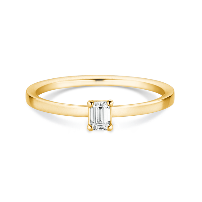 Edler Gelbgold-Ring aus recyceltem Gold mit 0,15 ct Emerald cut-Diamant – handgeschmiedet mit eckiger Ringschiene, klassisch und modern zugleich aus dem Atelier Q.