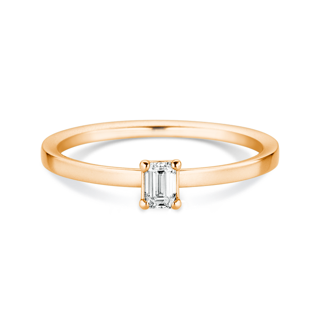 Feiner 585er Rotgold-Ring aus recyceltem Gold mit 0,15 ct Emerald cut-Diamant – handgefertigt mit eckiger Ringschiene, warmes Design mit nachhaltigem Anspruch.
