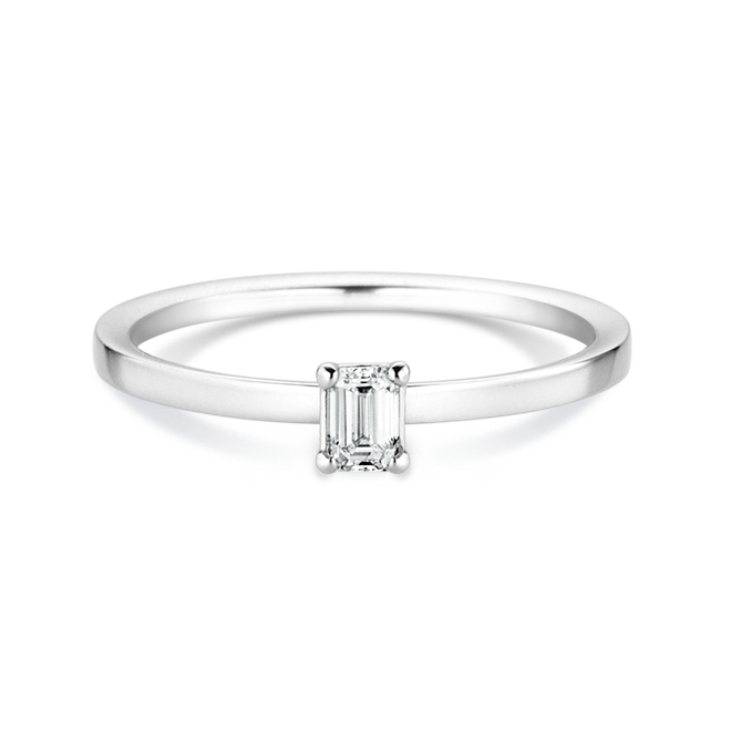 Eleganter 585er Weißgold-Ring aus recyceltem Gold mit 0,15 ct Emerald cut-Diamant – handgeschmiedet mit eckiger Ringschiene, klassisch und nachhaltig.