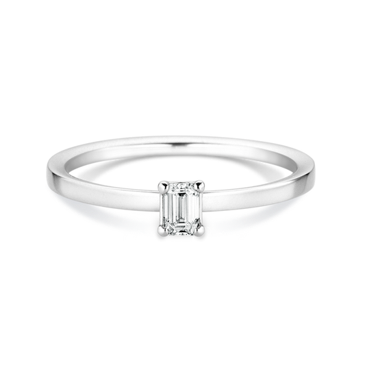 Eleganter 585er Weißgold-Ring aus recyceltem Gold mit 0,15 ct Emerald cut-Diamant – handgeschmiedet mit eckiger Ringschiene, klassisch und nachhaltig.