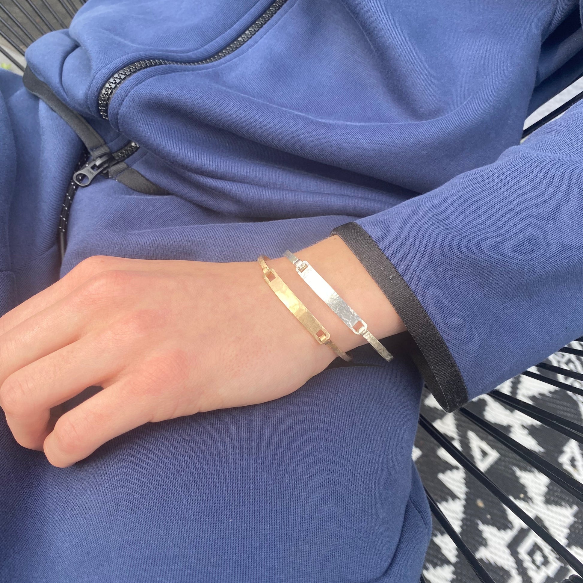 "Goldener Amboss-Armreif mit charakteristischer Textur