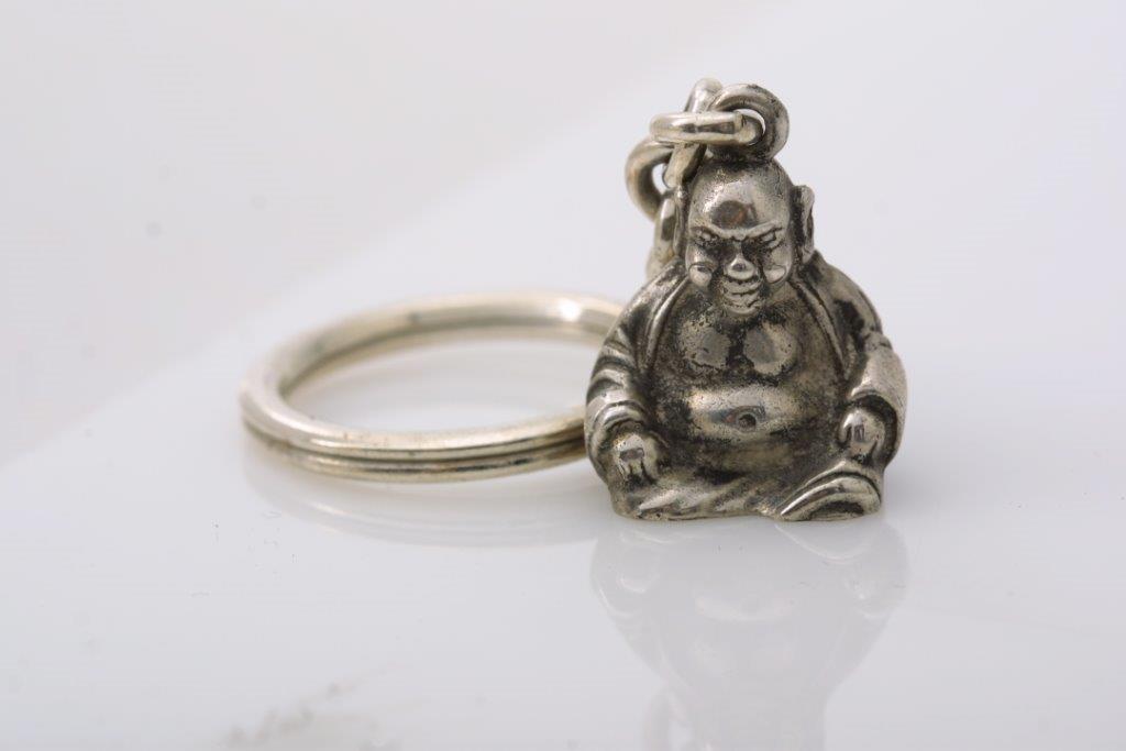 Handgefertigter Buddha Schlüsselanhänger aus Silber – Atelier Q Schmuckdesign