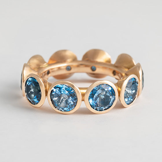 Drop It Ring aus 750/000 Roségold mit blauen Topasen – Produktansicht liegend, handgefertigt im Atelier Q