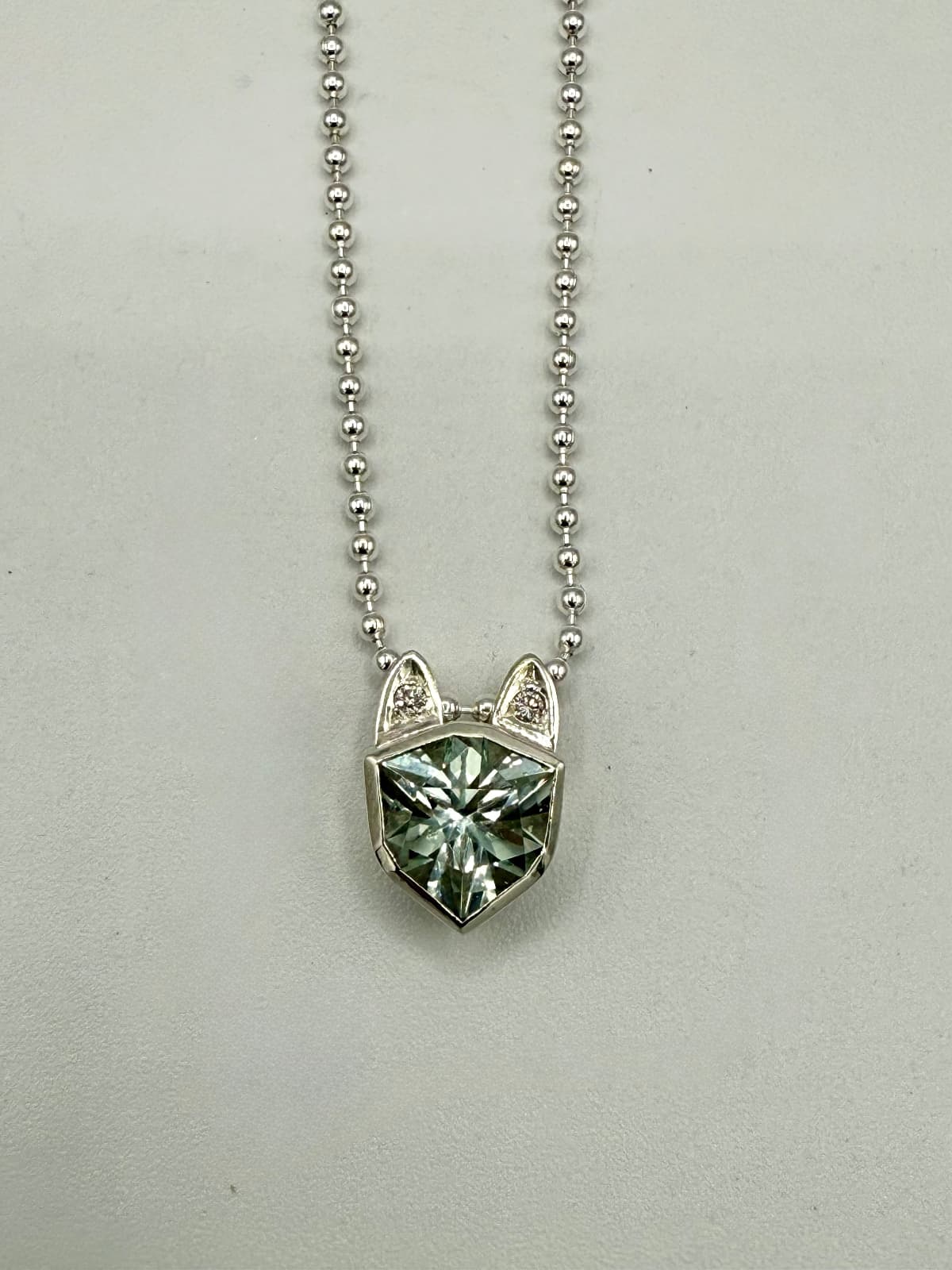 Handgefertigter Katzen- Anhänger aus 925 Silber mit 2,71 ct Aquamarin und 2 natürlichen Brillanten in den Ohren, an einer silbernen Kugelkette.