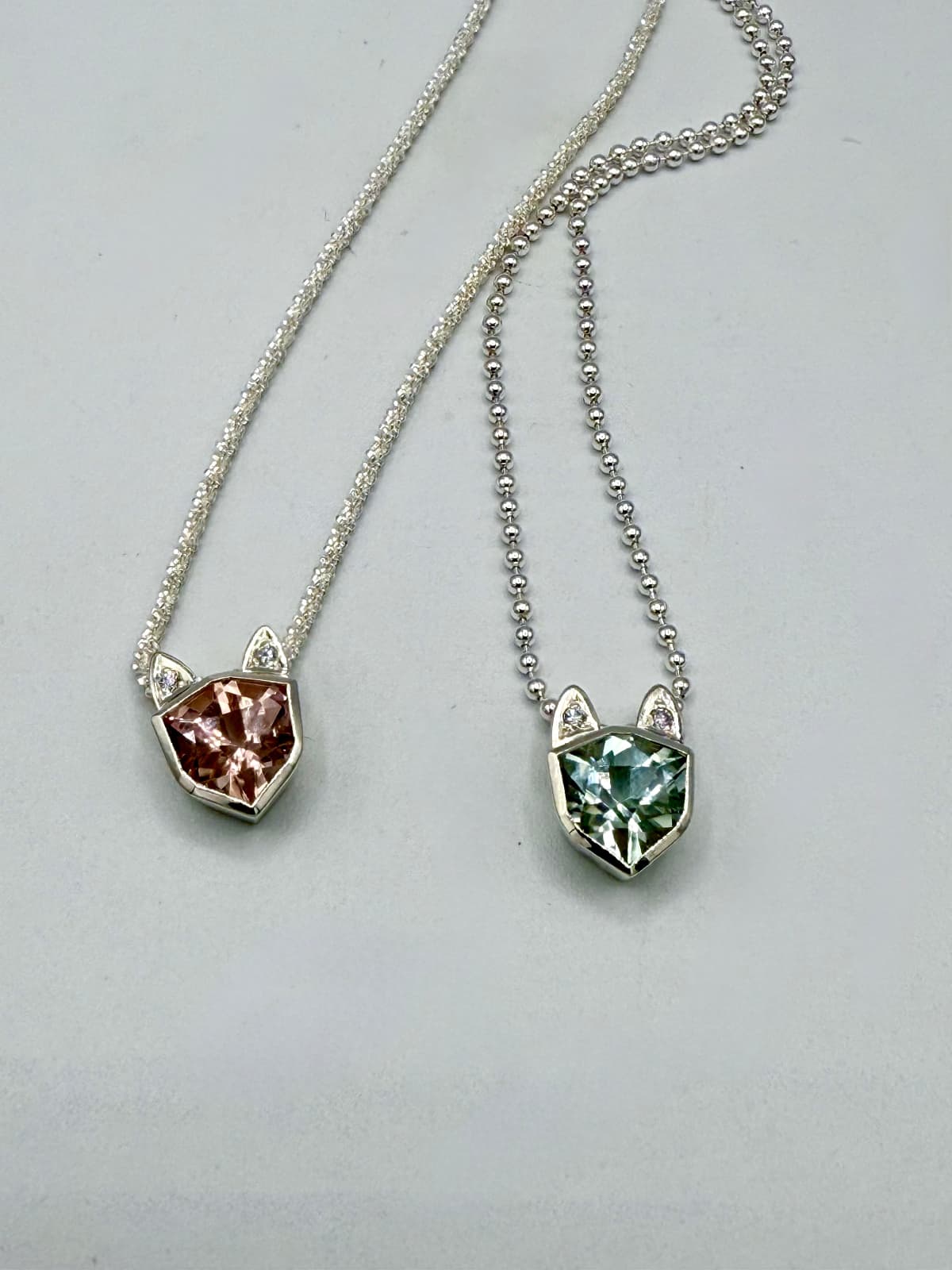 Katzenanhänger aus 925 Silber mit rosa Morganith und Aquamarin mit je zwei natürlichen Brillanten in den Ohren und silbernen Kette – handgefertigt im Atelier Q.