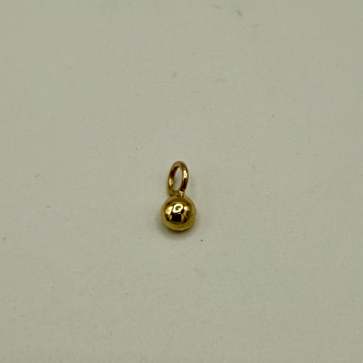 Kleine Kugel, wie ein Nugget aus 585 Gelbgold mit Öse. Atelier Q. Altgold neu gemacht.