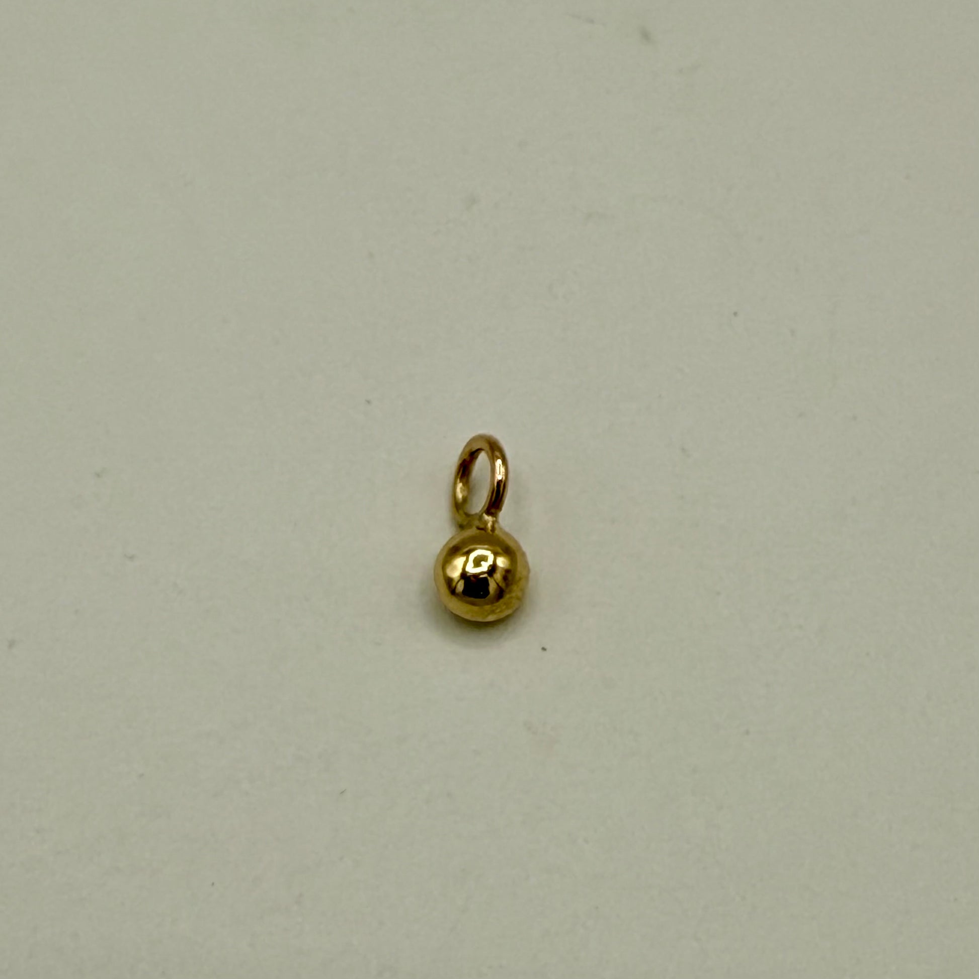 Kleine Kugel, wie ein Nugget aus 585 Gelbgold mit Öse. Atelier Q. Altgold neu gemacht.