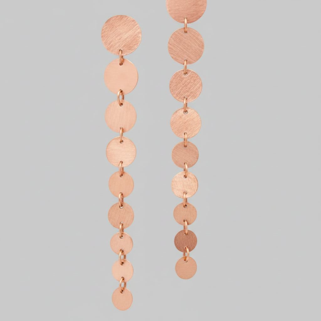Lange, handgefertigte Roségold-Ohrringe mit beweglichen Goldplättchen – Waterfall Design