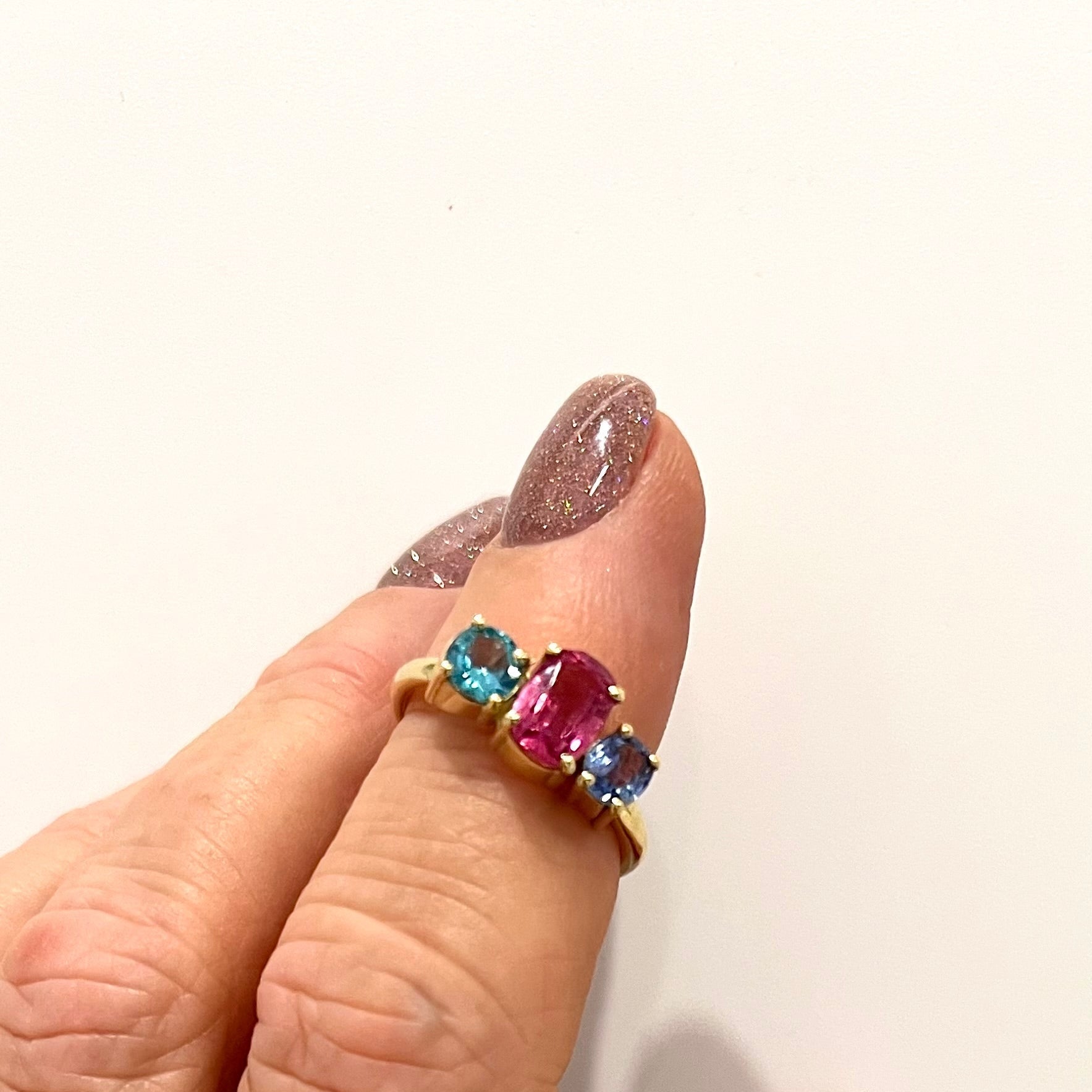 Einzigartiger Solitär-Ring in 585 Gold, besetzt mit pinkem und blauem Saphir sowie Apatit, handgeschmiedet bei Atelier Q“