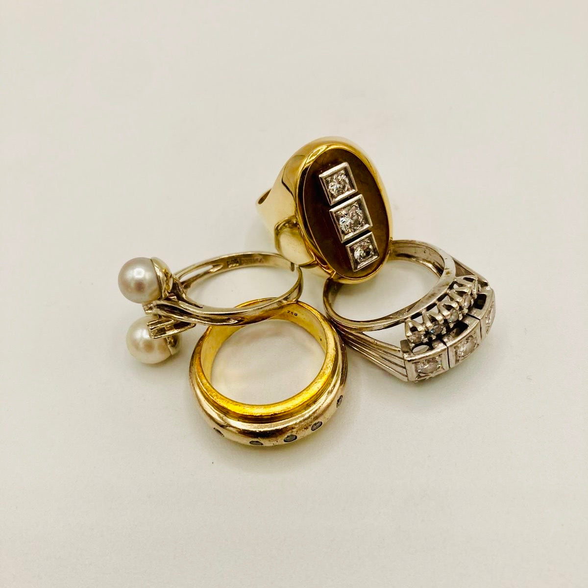 Altgold-Schmuckstücke aus Gold und Silber – sortiert zur Wiederverarbeitung für neuen handgefertigten Schmuck im Atelier Q.