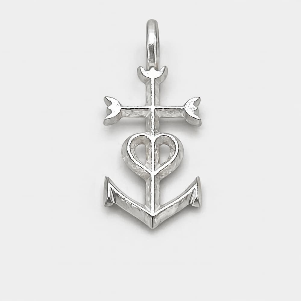 Handgefertigter Silberanhänger Glaube Liebe Hoffnung mit Kreuz, Herz und Anker aus massivem Silber von Atelier Q