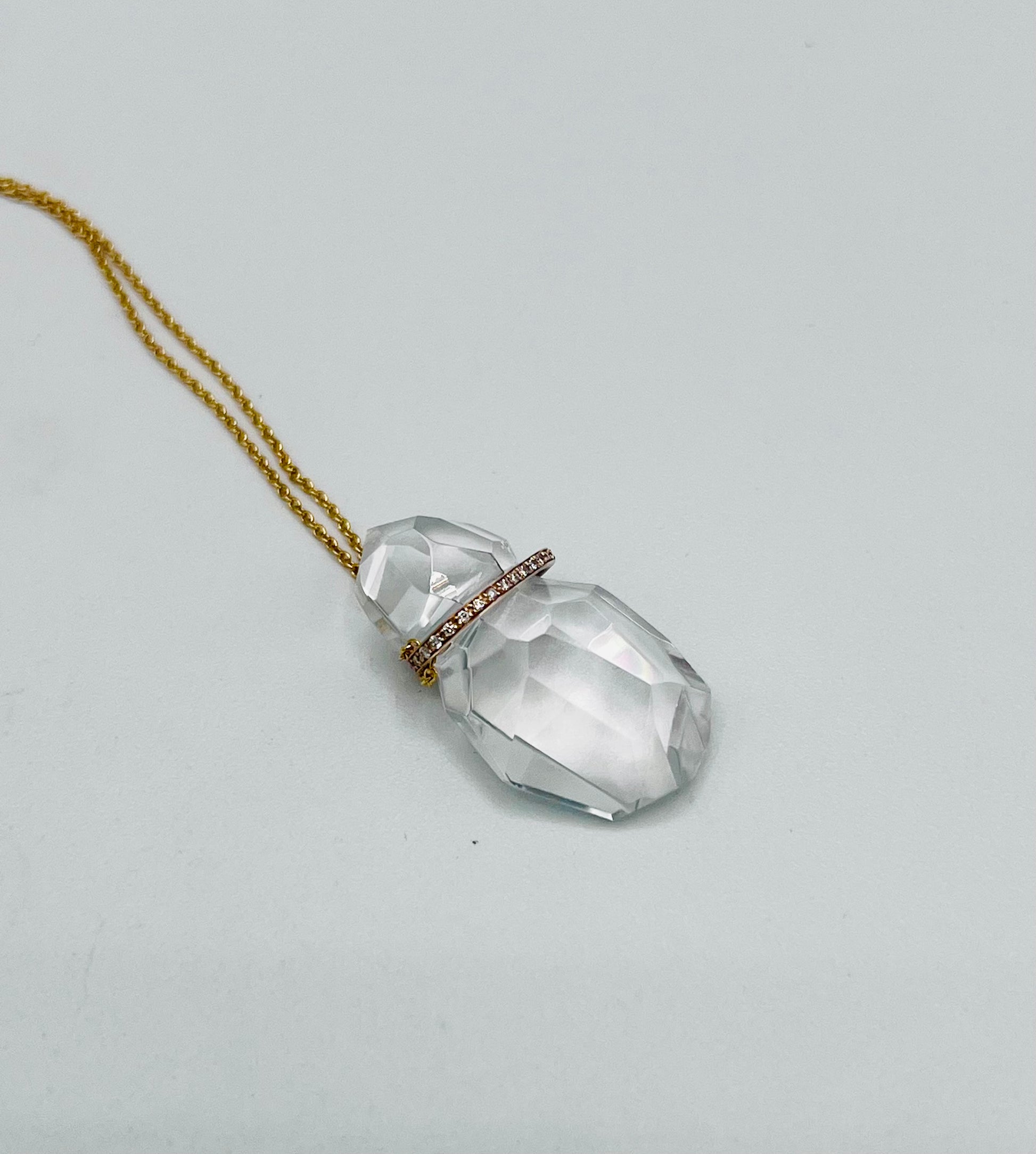 ICE Kristall Schmuckstück – stilvolle Ansicht mit Kette-aus atelier-q-