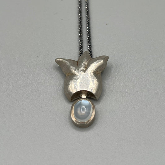 Anhänger King mit schimmerndem Mondstein aus 925 Silber – handgearbeitetes Unikat