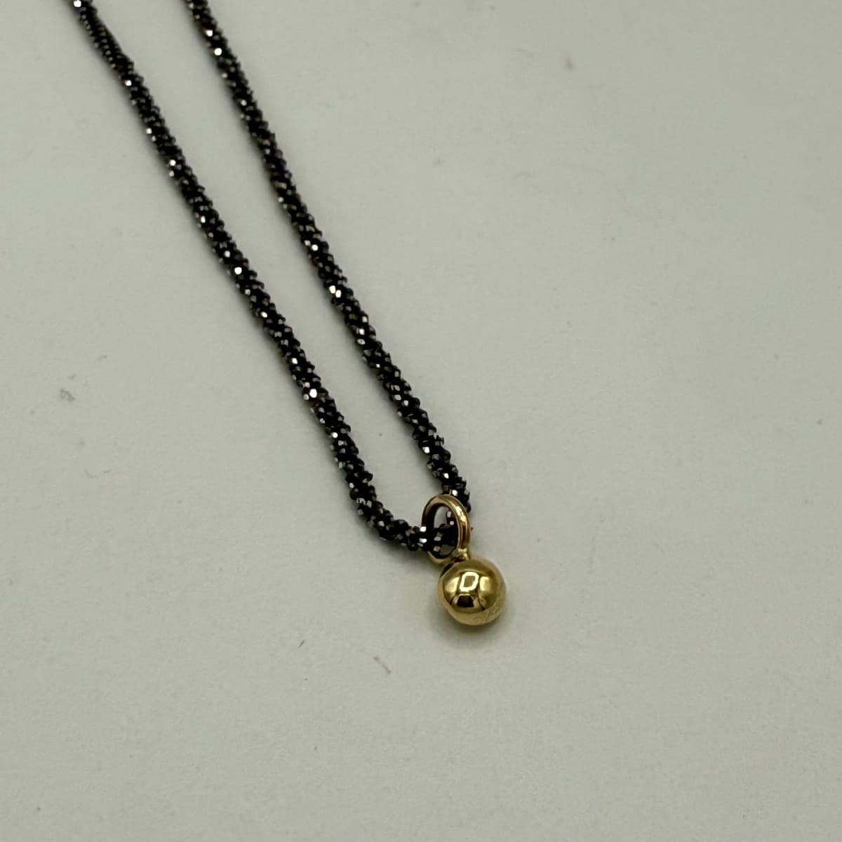 Handgeschmiedeter Nugget Anhänger Small aus 585 Gold auf geschwärzter Silberkette – minimalistisch, glänzend und zeitlos