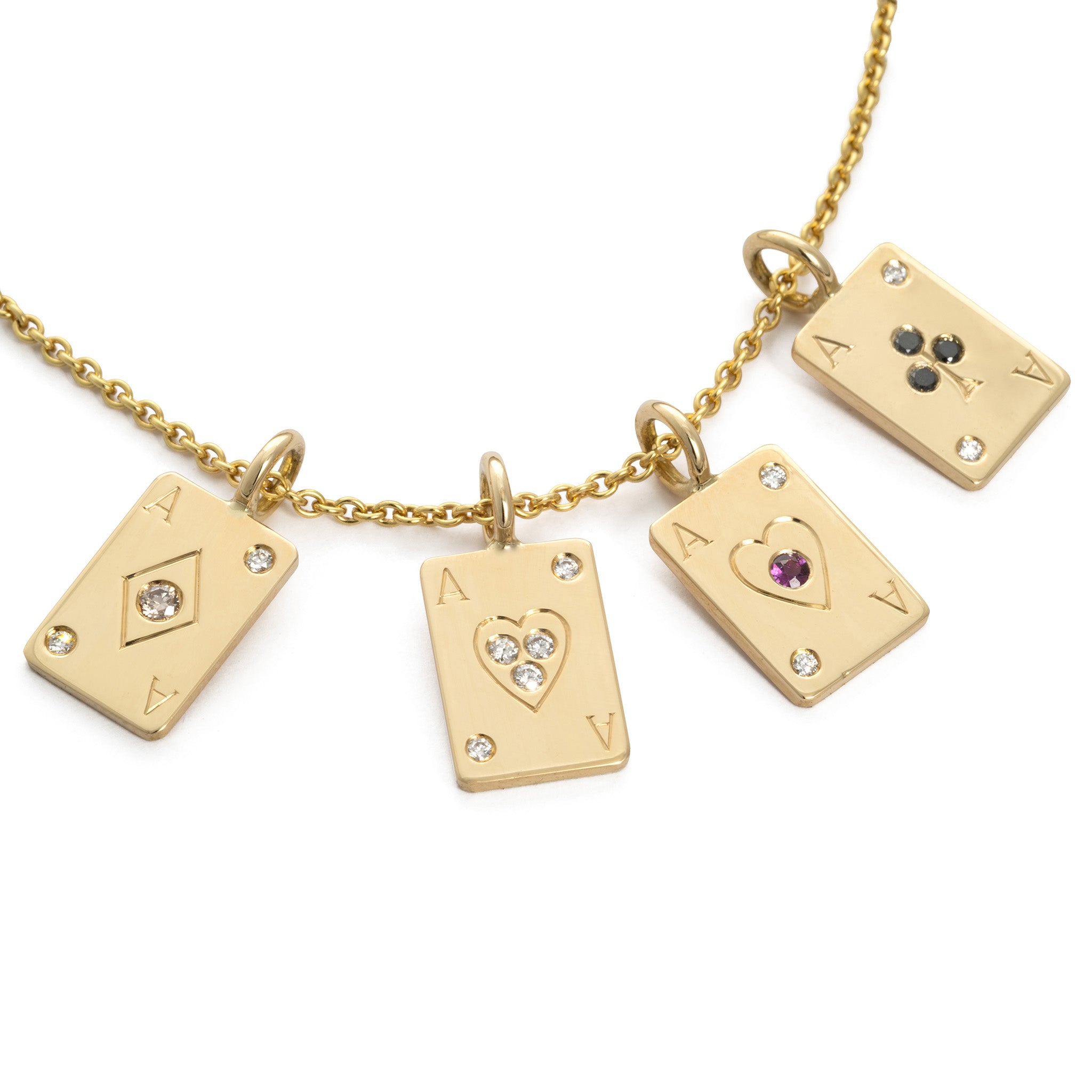 Gravierte Charm-Anhänger aus Gold in Spielkartenform – Herz, Pik, Ass und Karo mit Edelsteinbesatz, schwarzen und weißen Brillanten, handgefertigt im Atelier Q