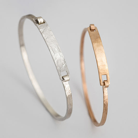 Unisex Armreif Amboss Hammerschlag – Schmuck mit Charakter von Atelier Q