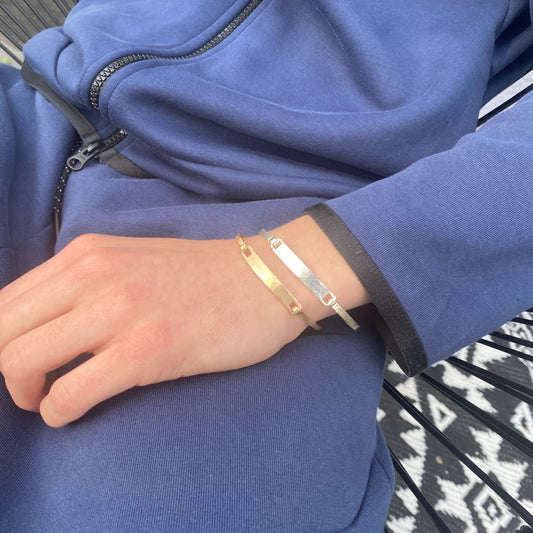 Handgeschmiedeter Amboss Armreif aus Gold und Silber mit gehämmerter Oberfläche