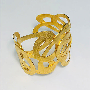 Handgefertigter Armreif „Sixty“ aus 750er Gold – aus einzelnen Ösen kunstvoll aufeinander gelötet, exklusives Design von Atelier Q.