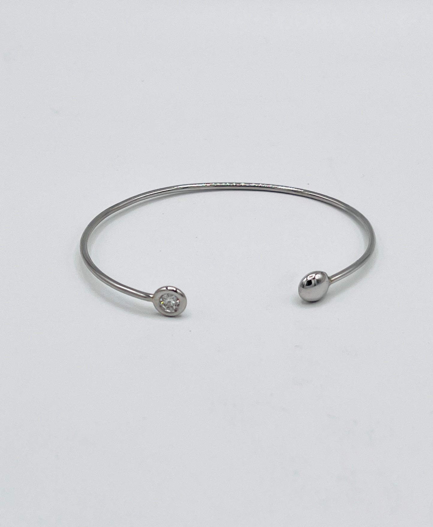 Offener Armreif Sputnik aus Palladium mit 0,34 ct Brillant in Draufsicht – reduziertes Design