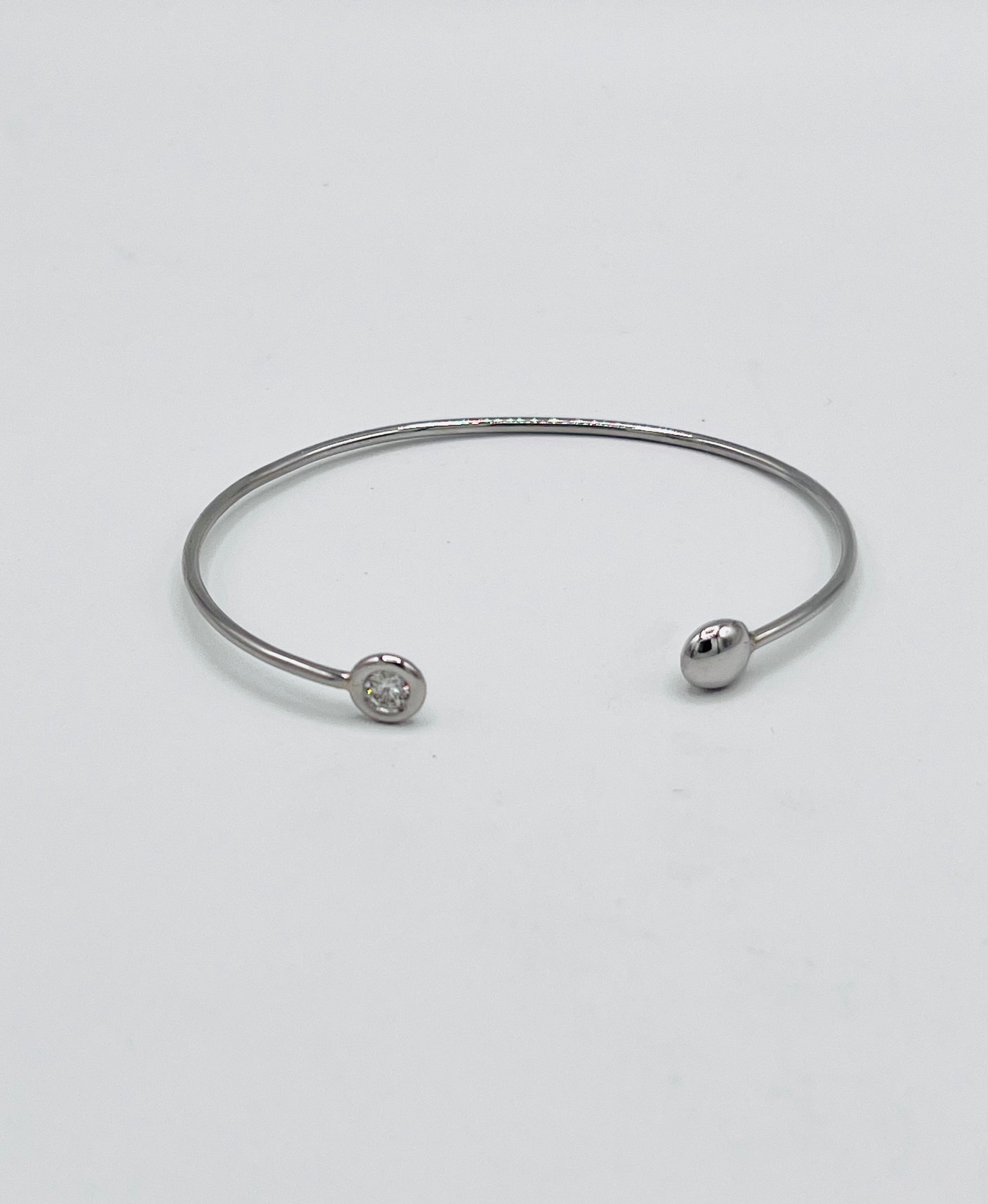 Offener Armreif Sputnik aus Palladium mit 0,34 ct Brillant in Draufsicht – reduziertes Design