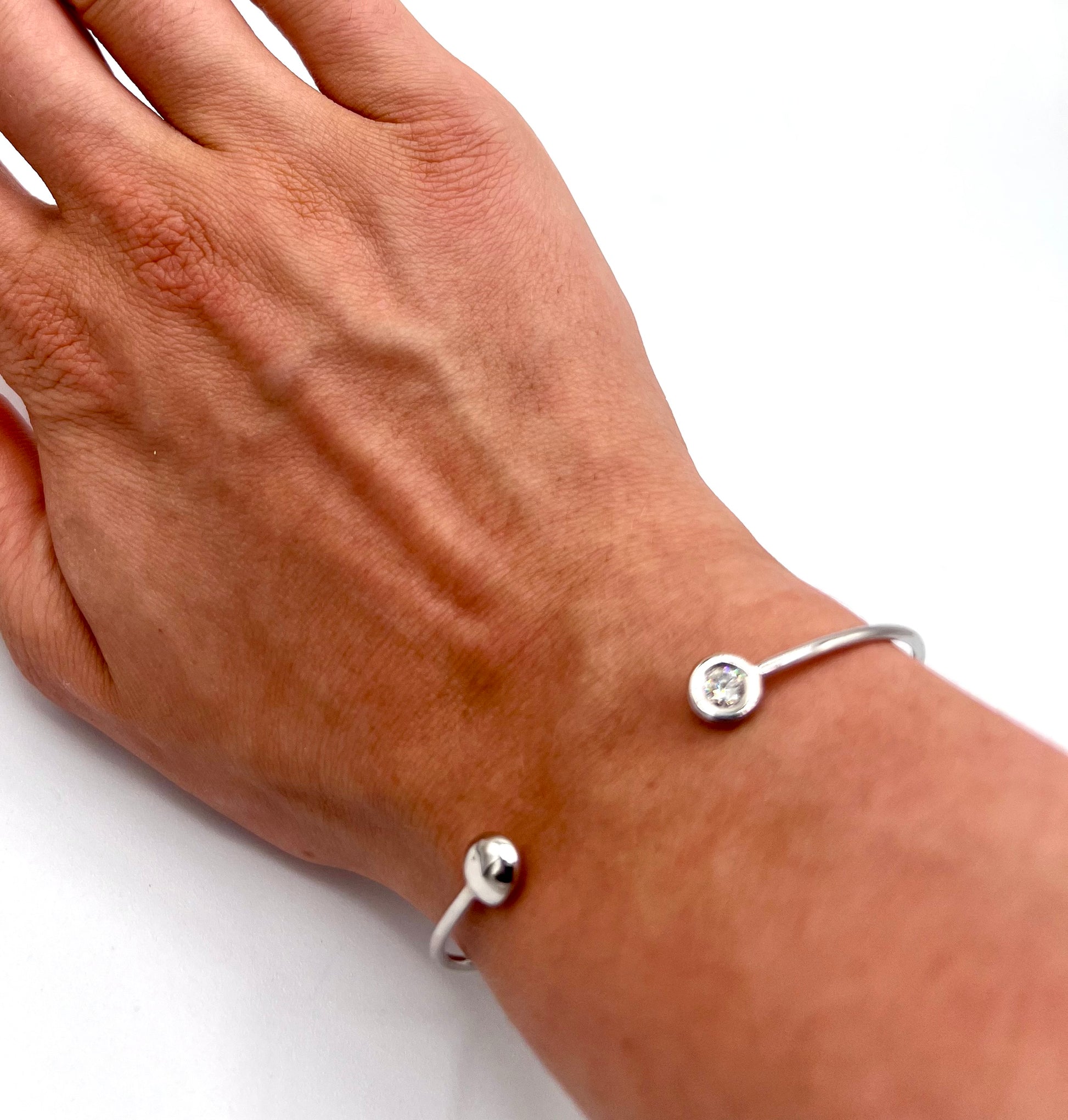 Sputnik-Armreif mit Brillant am Handgelenk – eleganter Unikatschmuck aus dem Atelier Q

