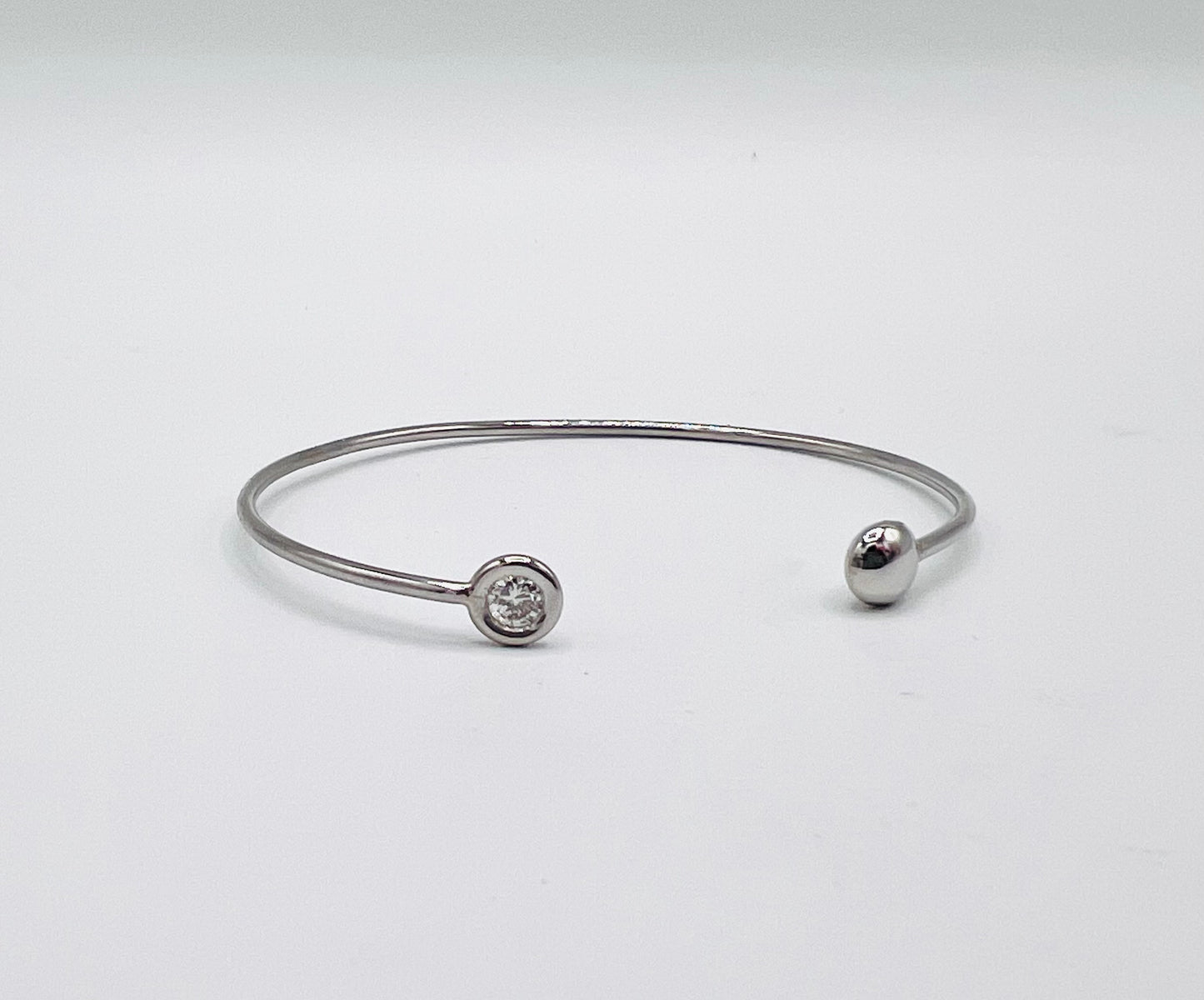 Handgeschmiedeter Armreif Sputnik aus 950 Palladium mit Brillant – modernes, offenes Design