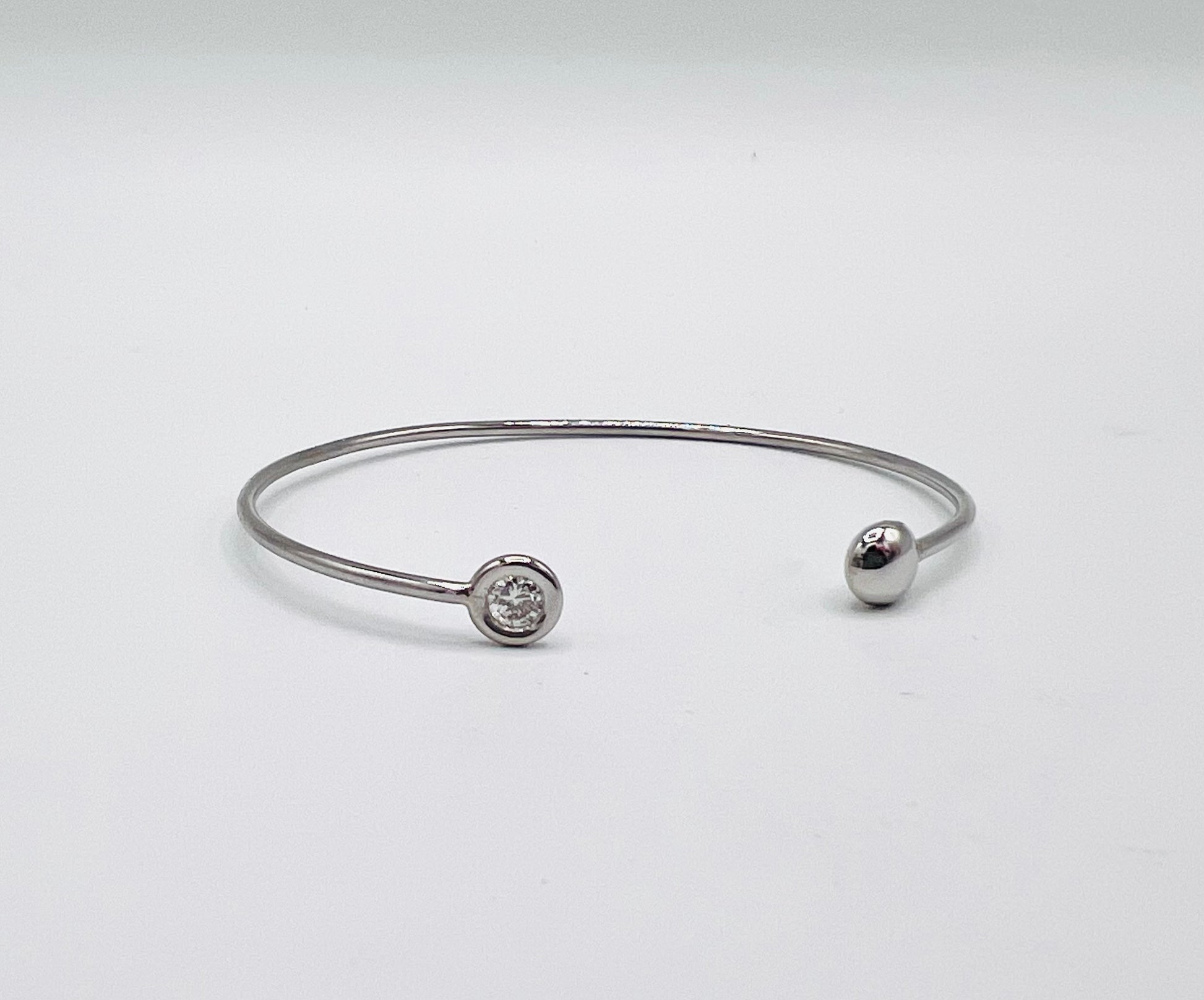 Handgeschmiedeter Armreif Sputnik aus 950 Palladium mit Brillant – modernes, offenes Design