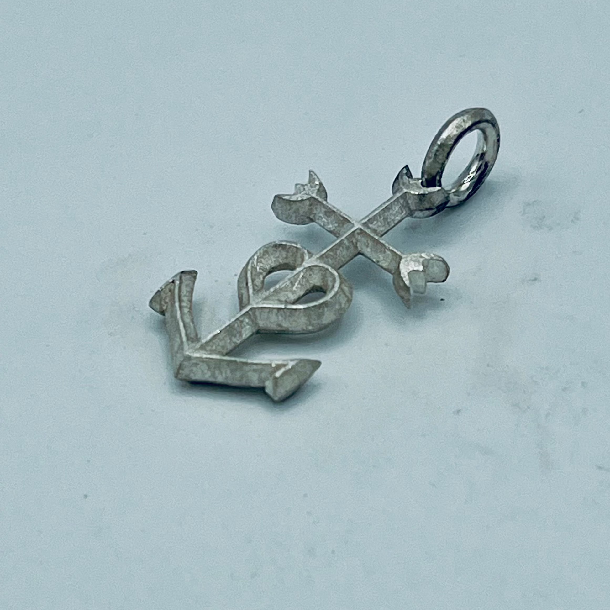 Handgefertigter Silberanhänger aus dem Atelier Q