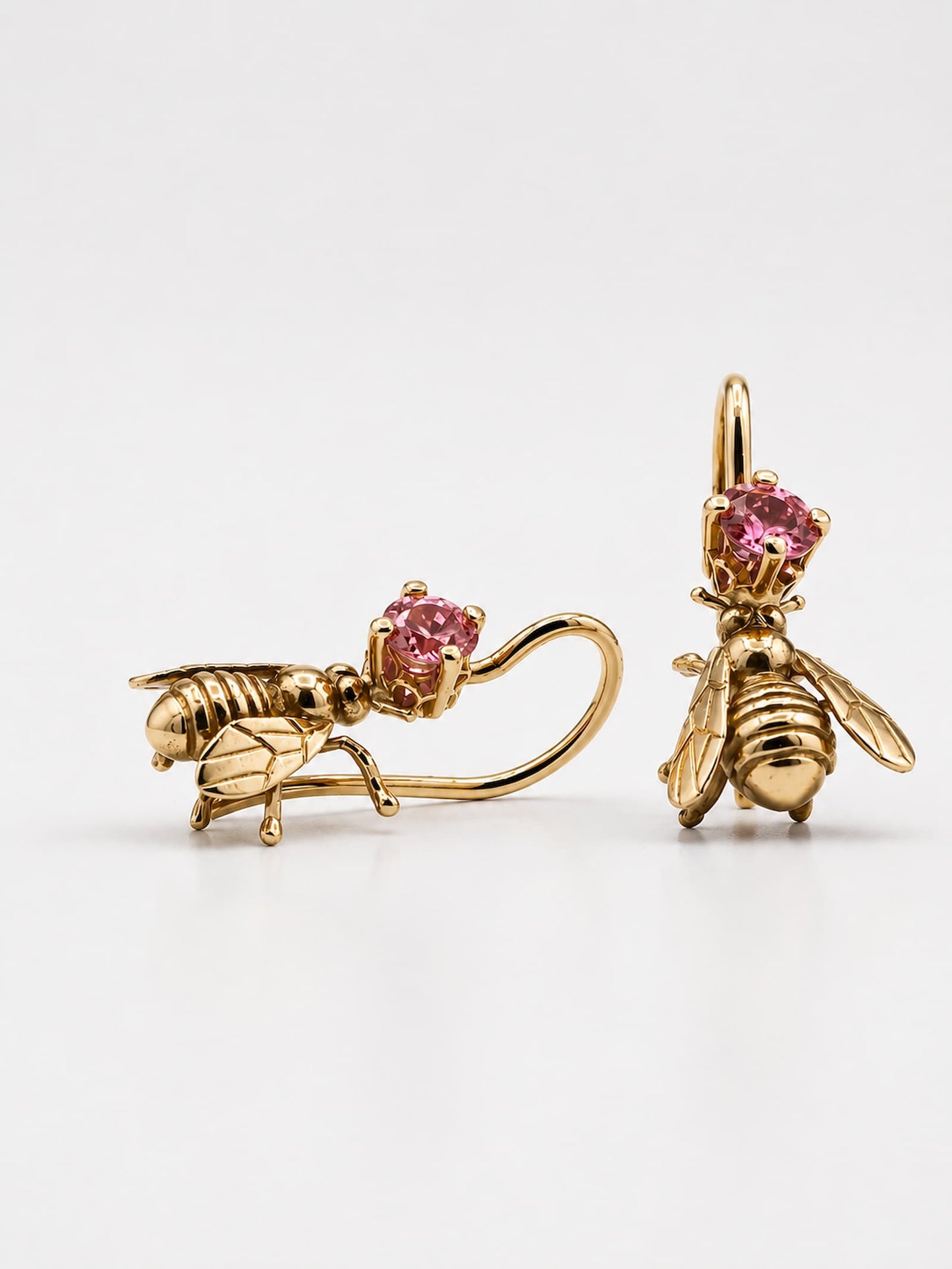 Detailaufnahme handgefertigter Bienen Ohrhänger aus 585 Gelbgold mit rosa Turmalinen – gefertigt im Atelier Q in Köln als Einzelstück.