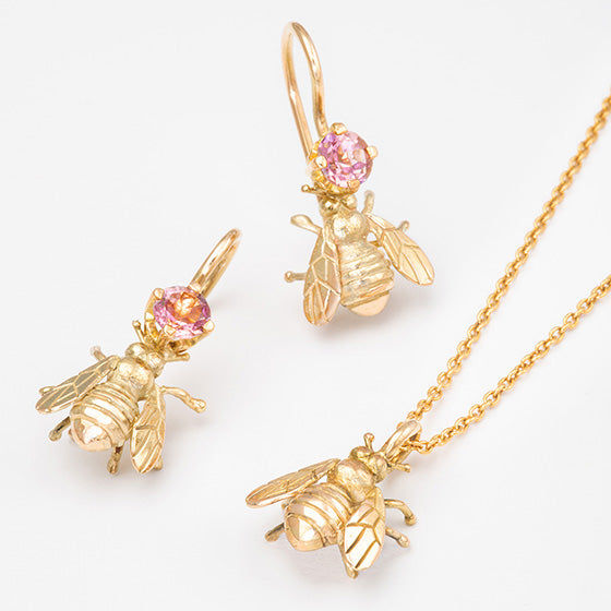 Schmuckset Bienen aus 750er Gold – handgefertigte Ohrringe und Kette mit funkelndem Stein, Atelier Q
