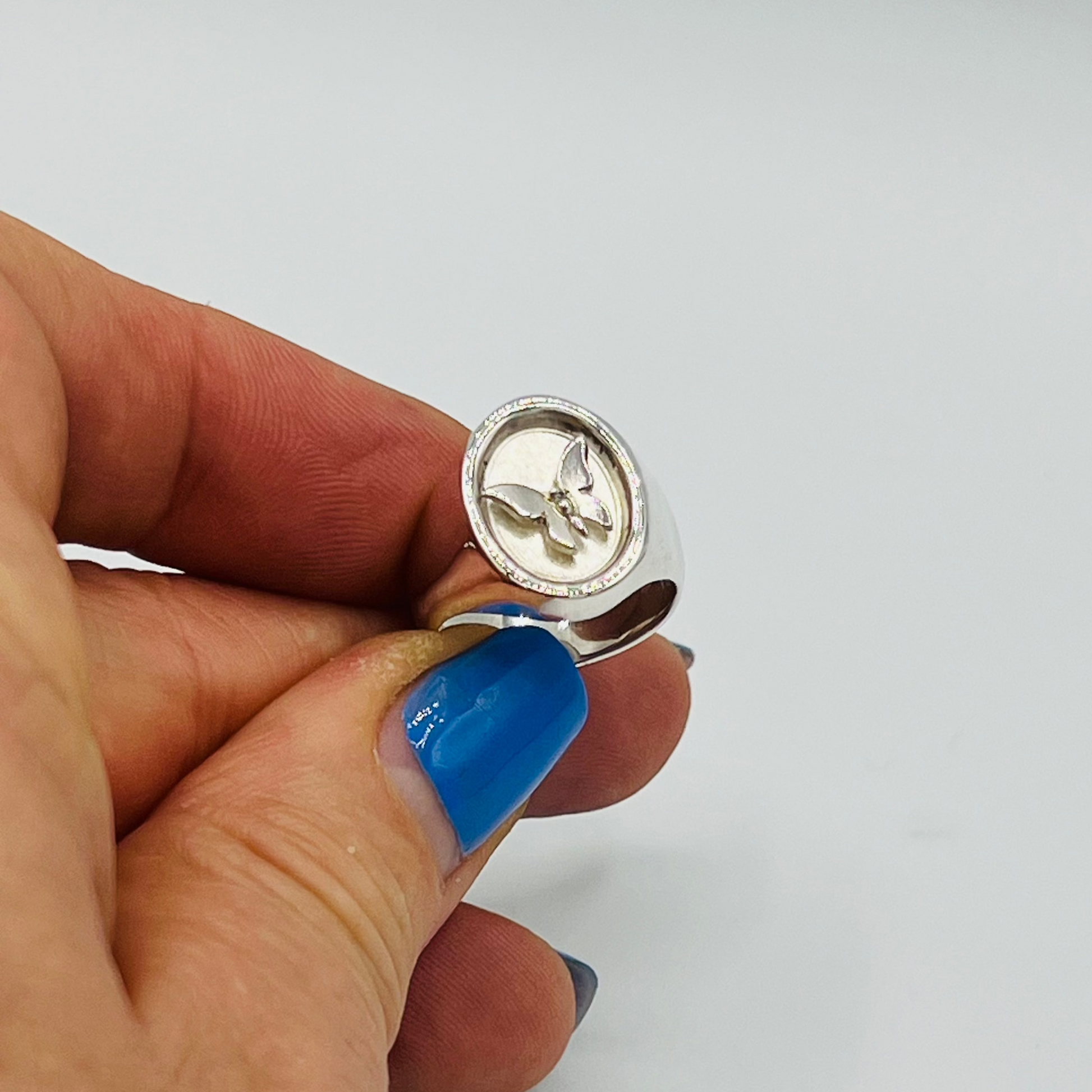 Schmetterlingsring aus 925 Silber auf der Hand getragen