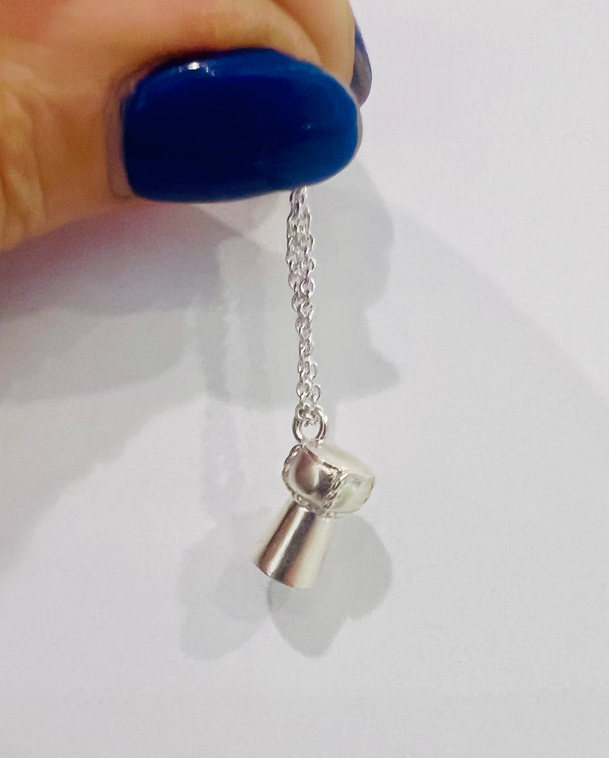 Detailansicht des Silberanhängers „Lass die Korken knallen“ – massiv, glänzend, echt