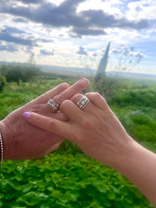 Claddagh Ring aus 925er Silber – getragen vor dem Kölner Dom, Symbol für Liebe & Freundschaft