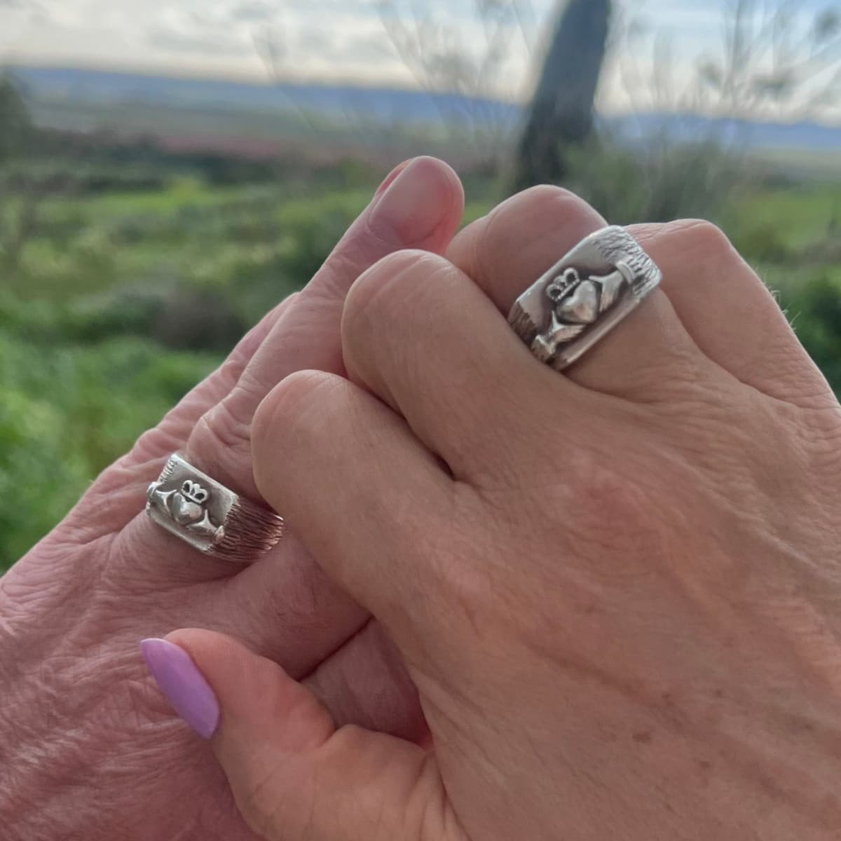 Claddagh Ring aus 925er Silber – Detailaufnahme der Hände mit Herz, Händen und Krone, handgeschmiedet im Atelier Q