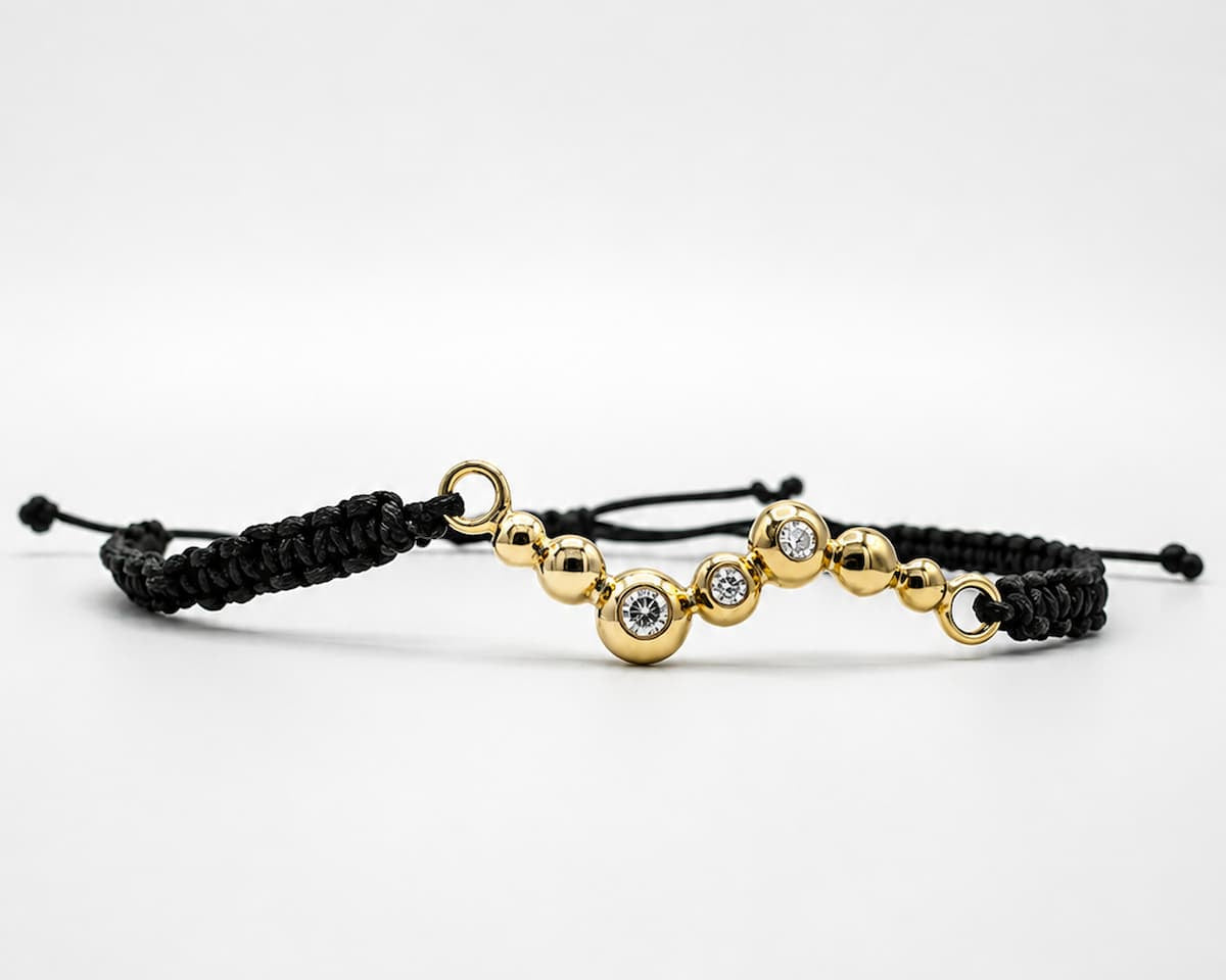 Handgefertigtes Donut Armband mit Brillanten aus 750 Gelbgold am Handgelenk getragen