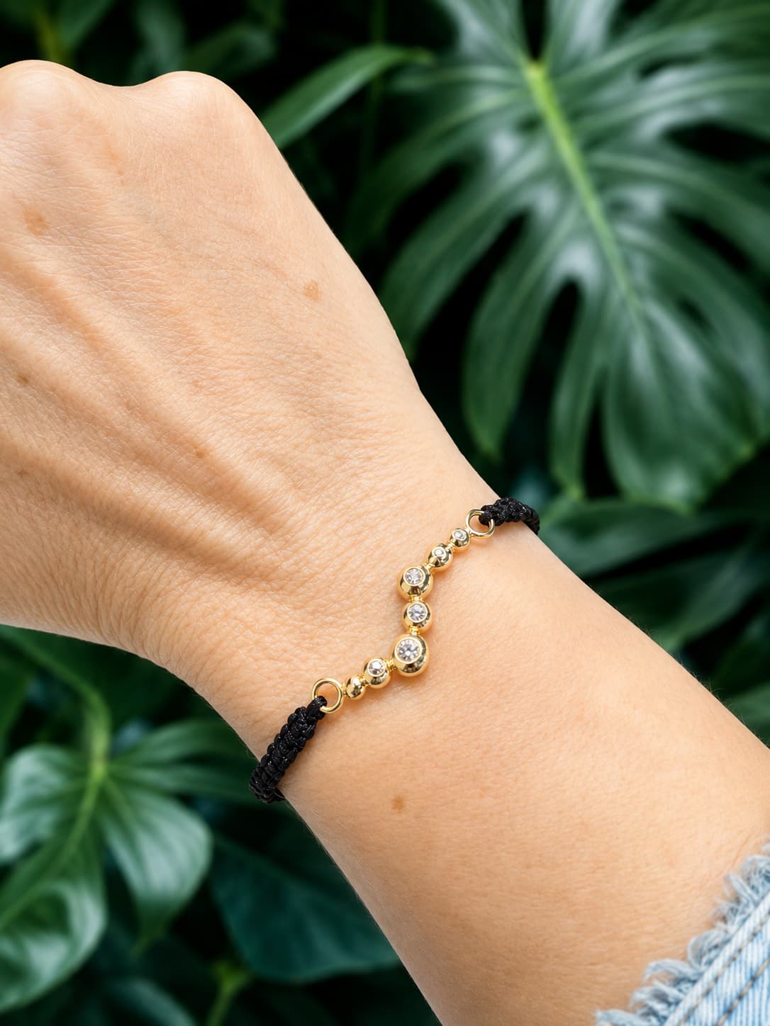 Modernes Goldarmband mit Brillanten und schwarzem geflochtenem Baumwollgarn von Atelier Q