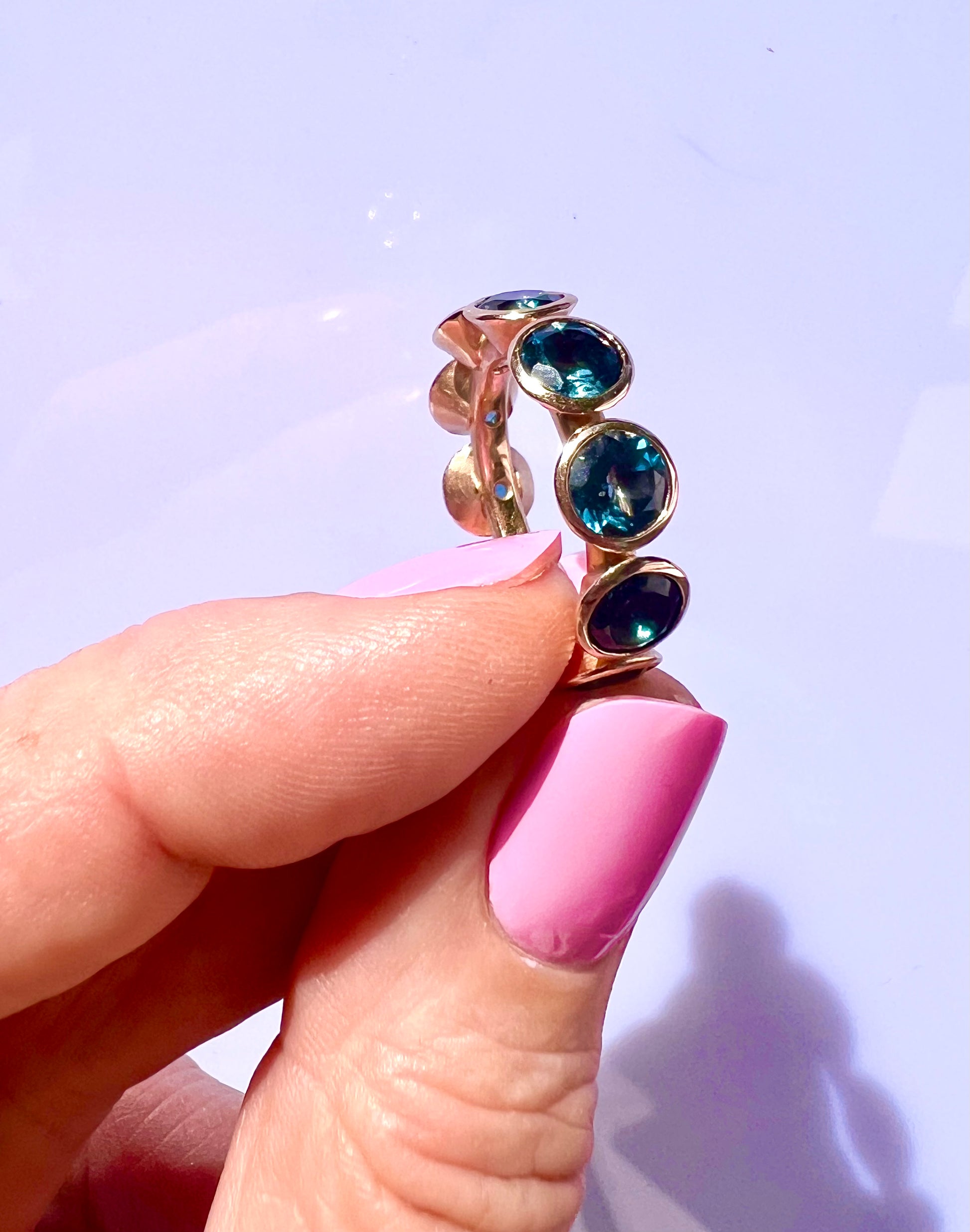Drop It Roségold-Ring mit Topas – getragen an der Hand, moderner Statement-Look aus dem Atelier Q