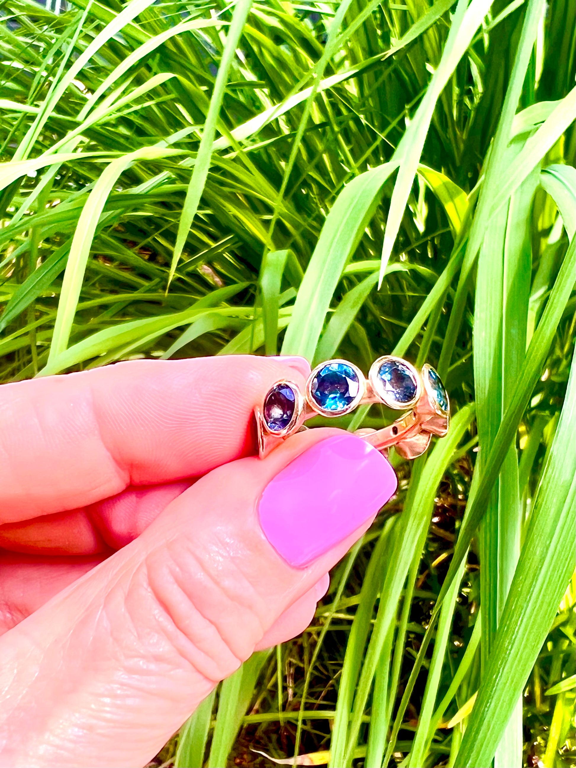Drop It Ring in Roségold mit blauen Topasen – handgefertigtes Design im natürlichen Licht, Atelier Q