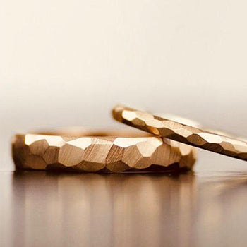 Eheringe aus Roségold mit facettenreicher Oberfläche – handgefertigte Unikate aus recyceltem Altgold, nachhaltig im Atelier Q gefertig