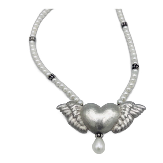 Flying Heart Collier aus 925 Silber: ziseliertes Herz mit Flügeln, Süßwasserperlen-Kette und Tropfenperle – Einzelstück von Atelier Q, Köln