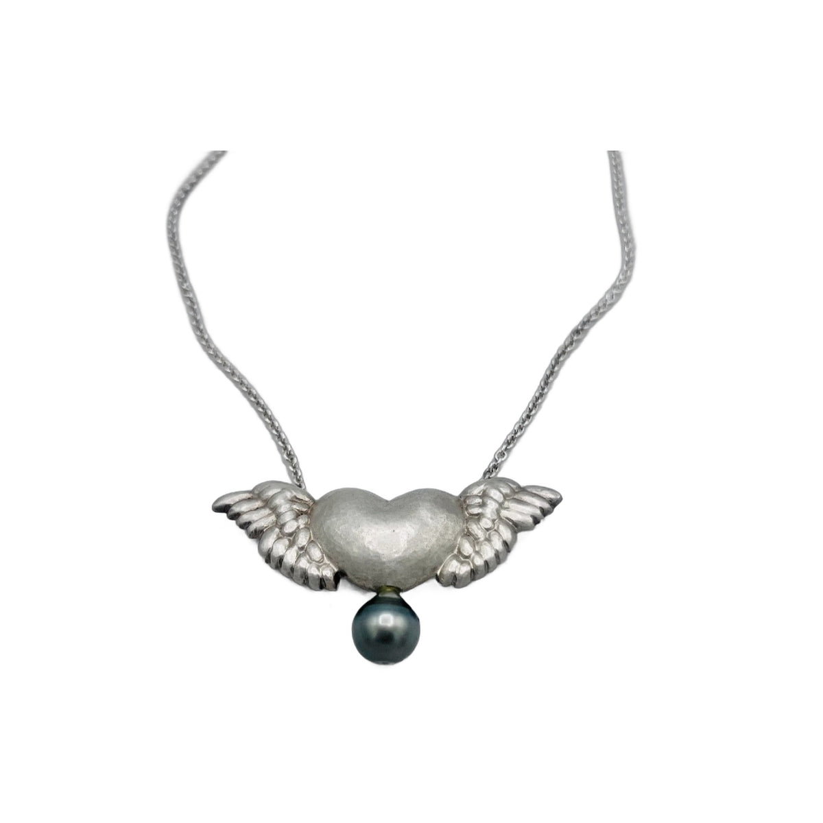 Flying Heart Kette aus 925 Silber: ziseliertes Herz mit Flügeln und dunkler Tahiti-Perle an Silberkette – Einzelstück von Atelier Q, Köln