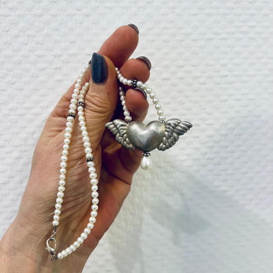 Flying Heart Kette mit Süßwasserperle auf Perlenkette